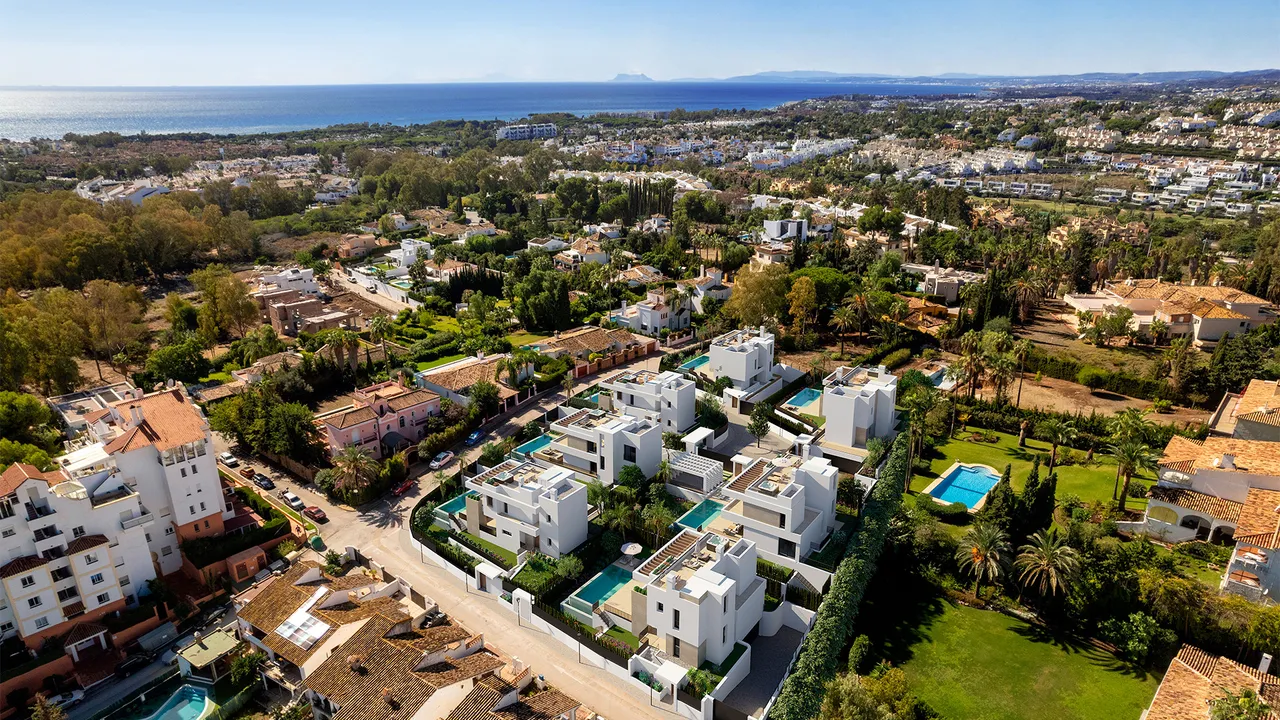 Luxury Villas in Atalaya, Estepona: Modern Design and Golf image 0