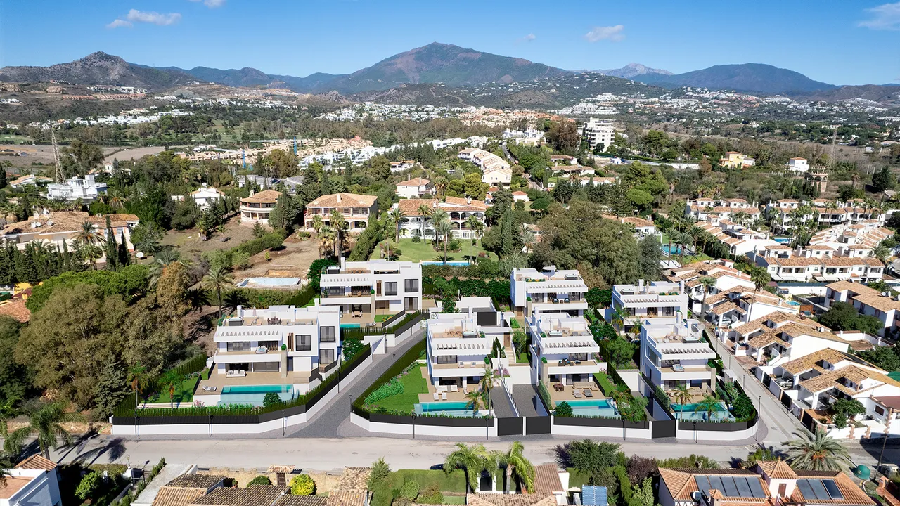 Luxury Villas in Atalaya, Estepona: Modern Design and Golf image 3