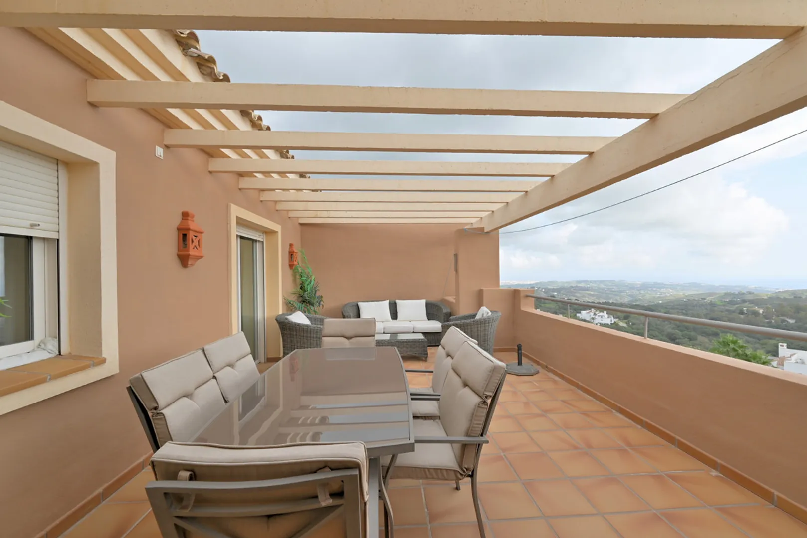 Imagen 1 de Ático de Lujo con Vistas en La Mairena, Marbella
