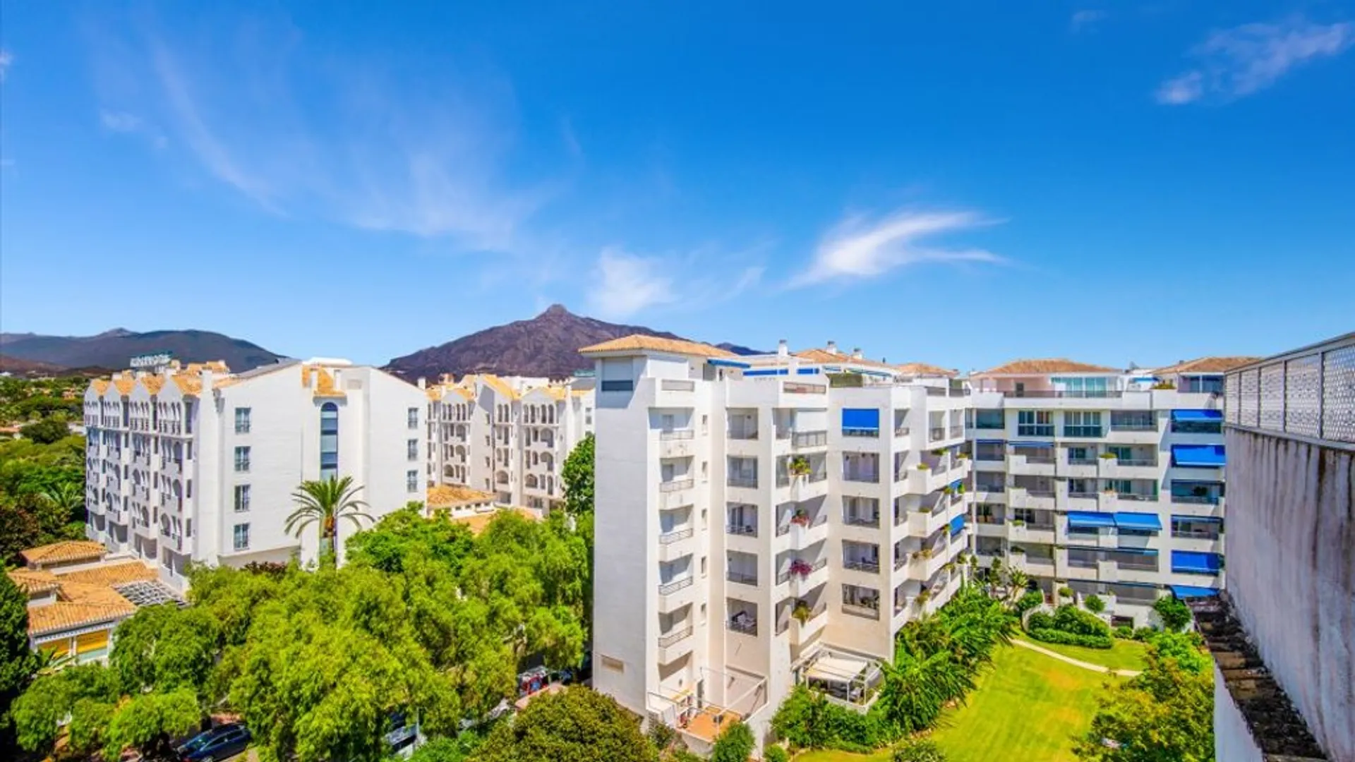 Ático Luxe en Puerto Banús: Diseño, Vistas y Comodidades