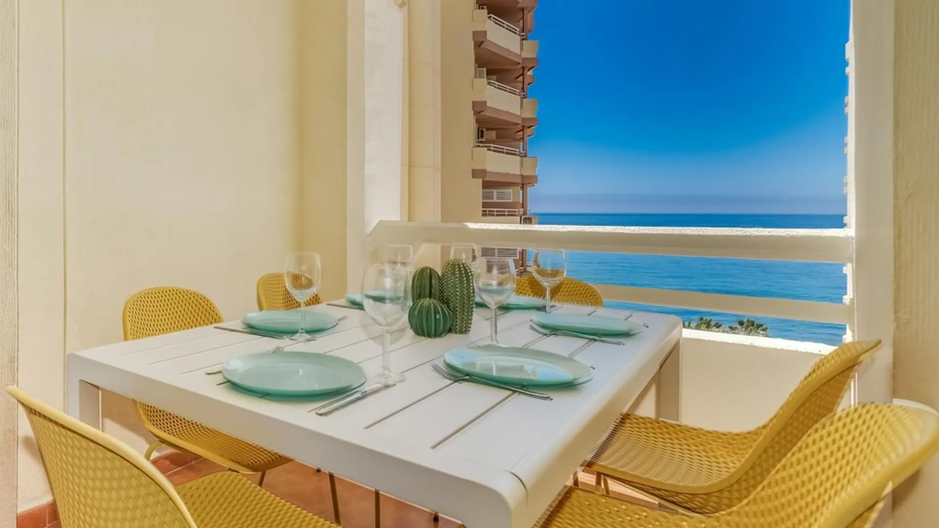 Amplio Apartamento en el Centro de Marbella con Vistas al Mar