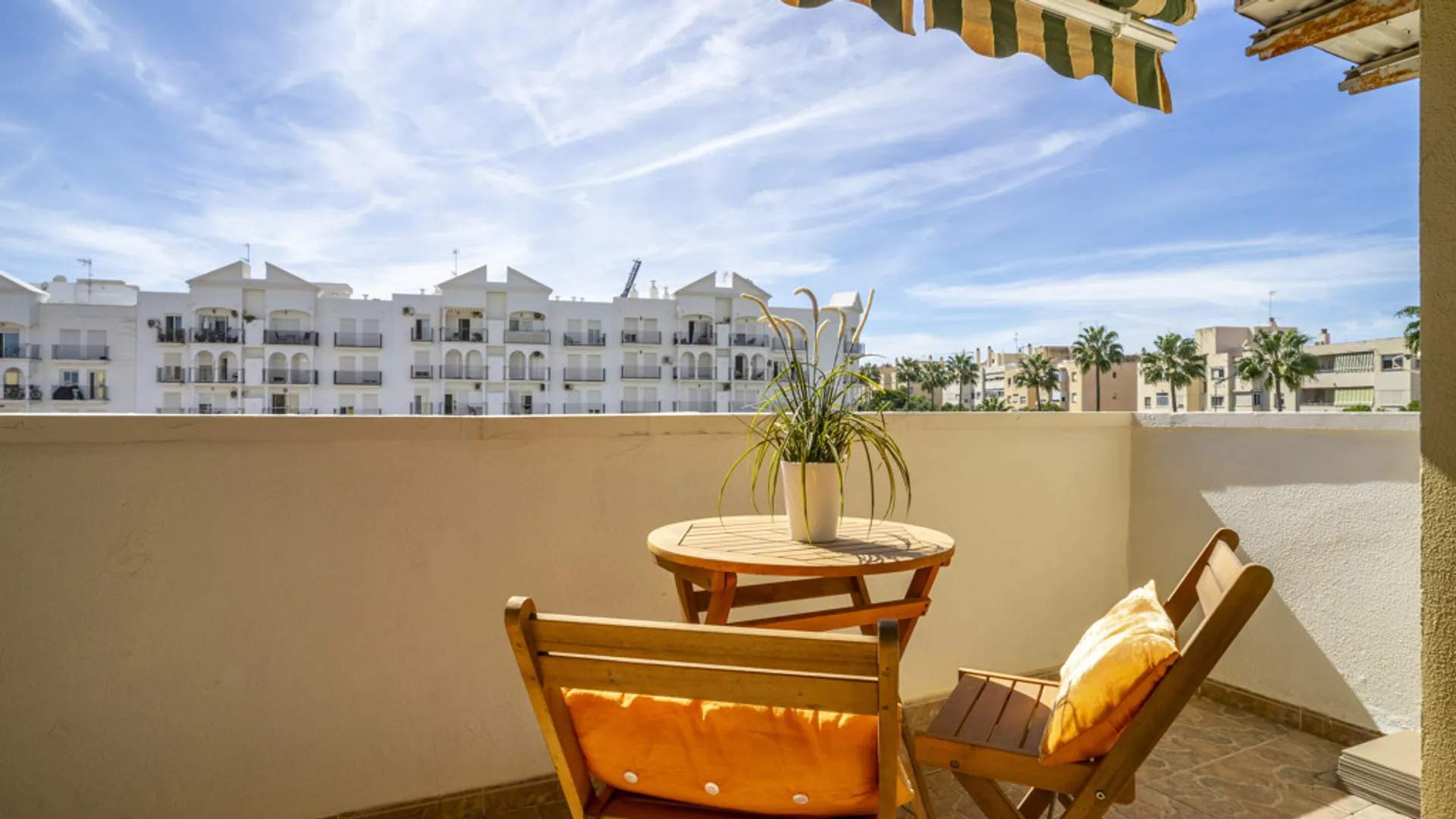 Central apartment in Estepona with terrace and great potential