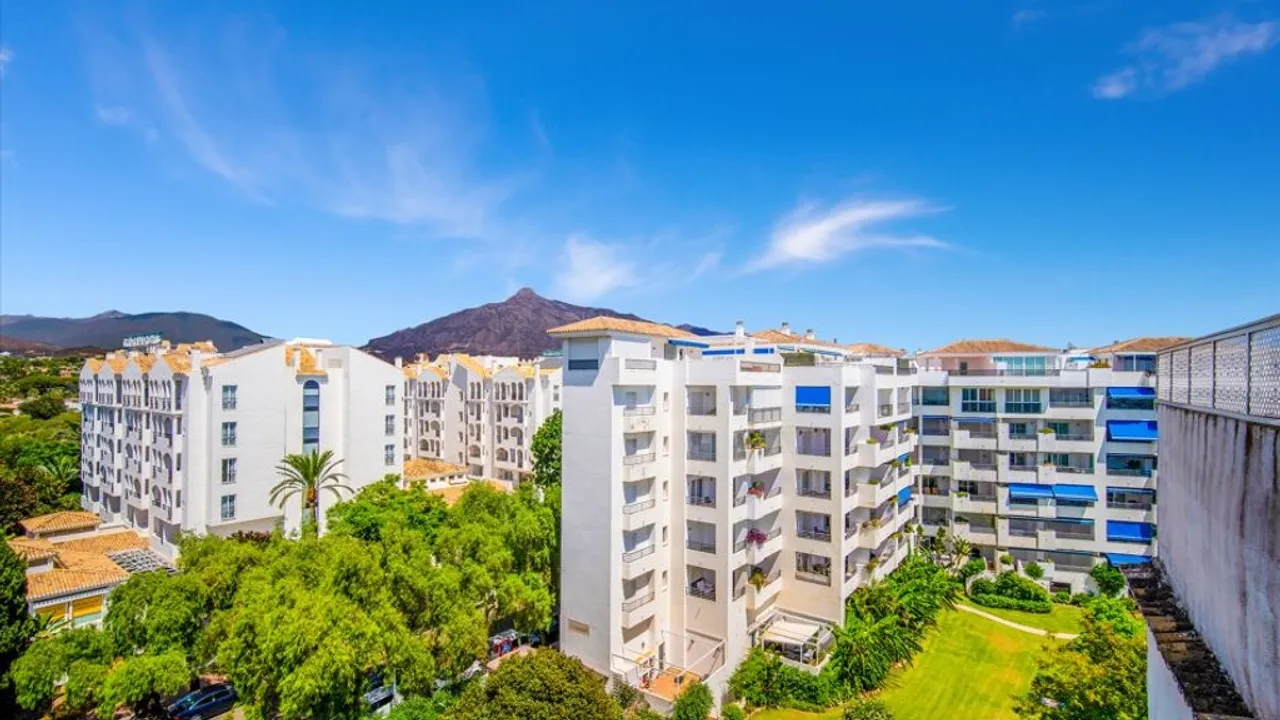 Ático de Lujo en Puerto Banús con Vistas y Comodidades Exclusivas image 0