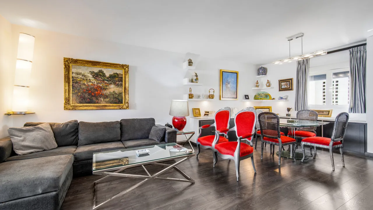 Ático de Lujo en Puerto Banús con Vistas y Comodidades Exclusivas image 2
