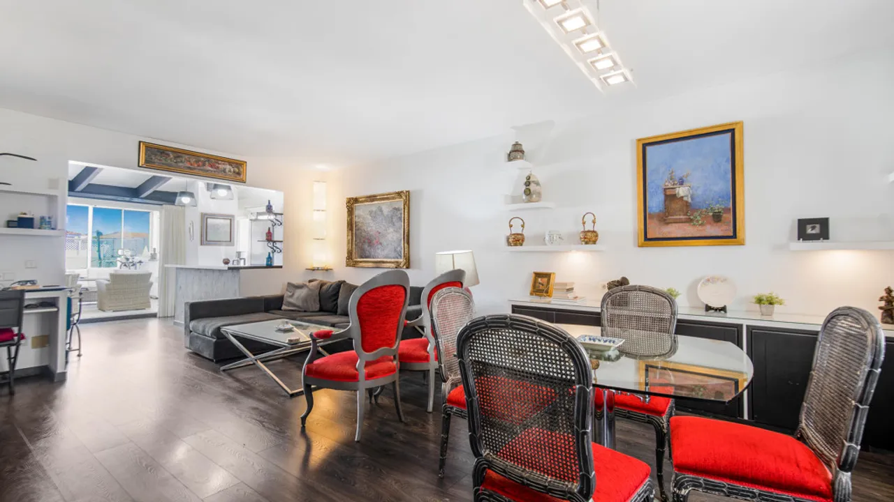 Ático de Lujo en Puerto Banús con Vistas y Comodidades Exclusivas image 3