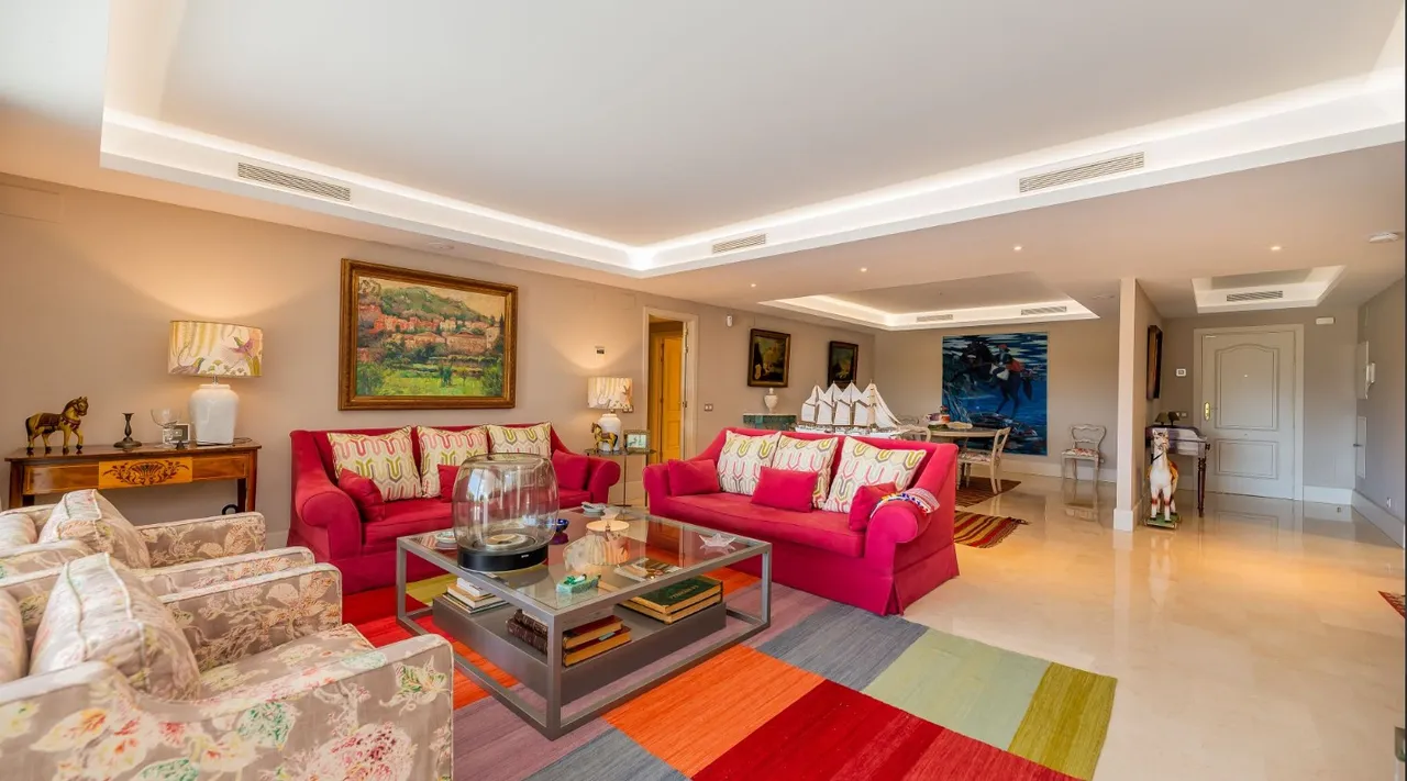 Exclusive Renovated Apartment in Milla de Oro with Large Terrace image 1