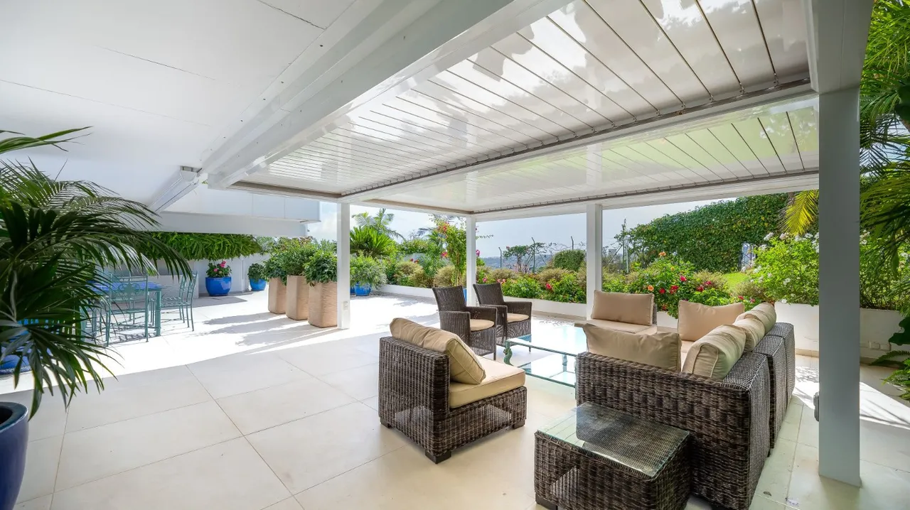 Exclusive Renovated Apartment in Milla de Oro with Large Terrace image 2