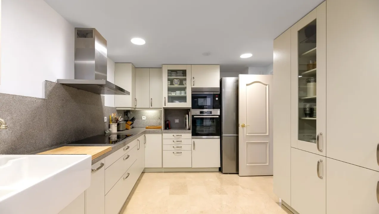 Exclusive Renovated Apartment in Milla de Oro with Large Terrace image 3