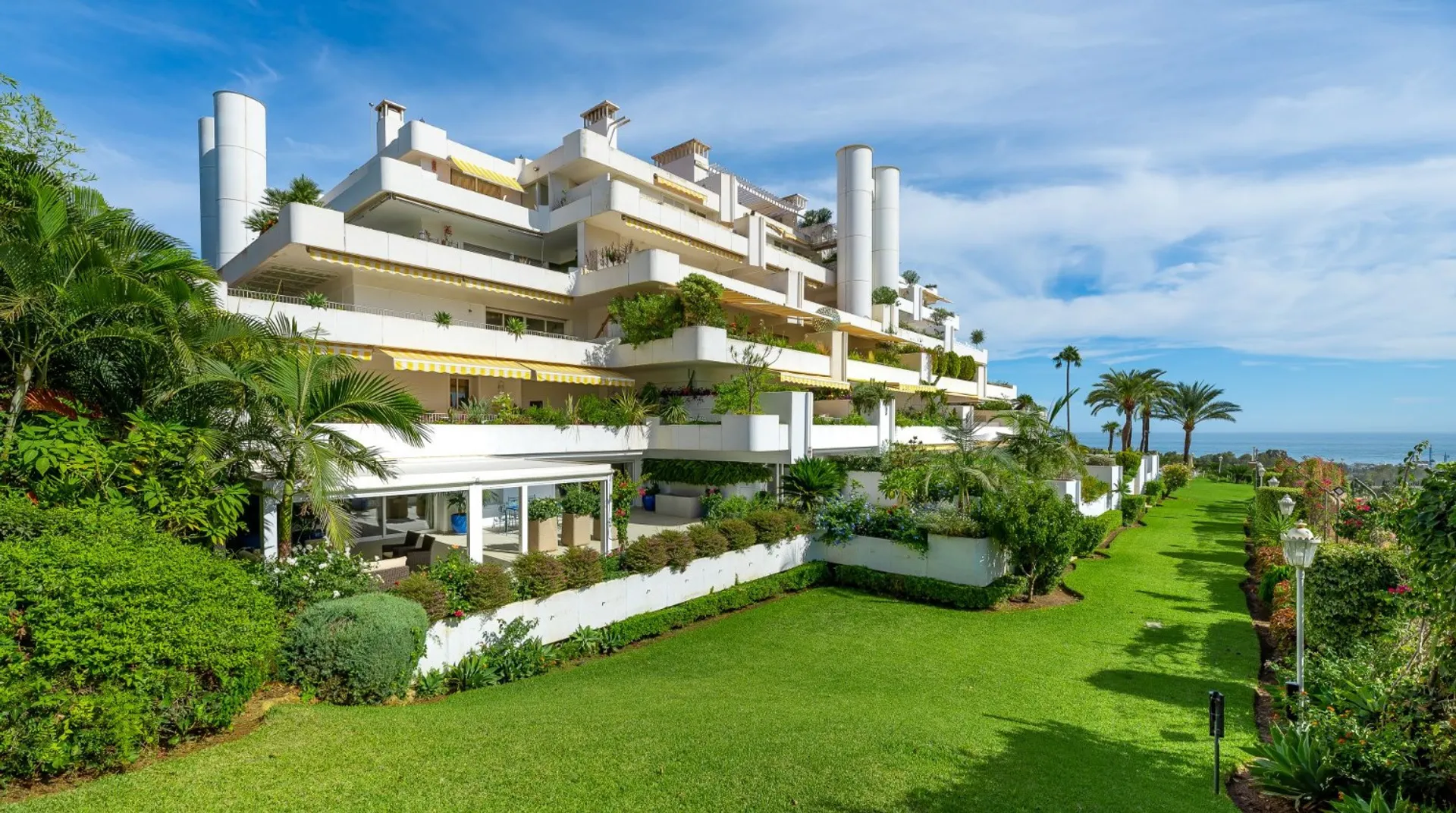 Exclusivo Apartamento Renovado en Milla de Oro con Amplia Terraza