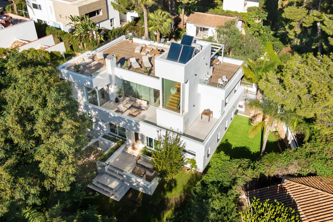 Modern Luxury Villa in Nueva Andalucía image 0