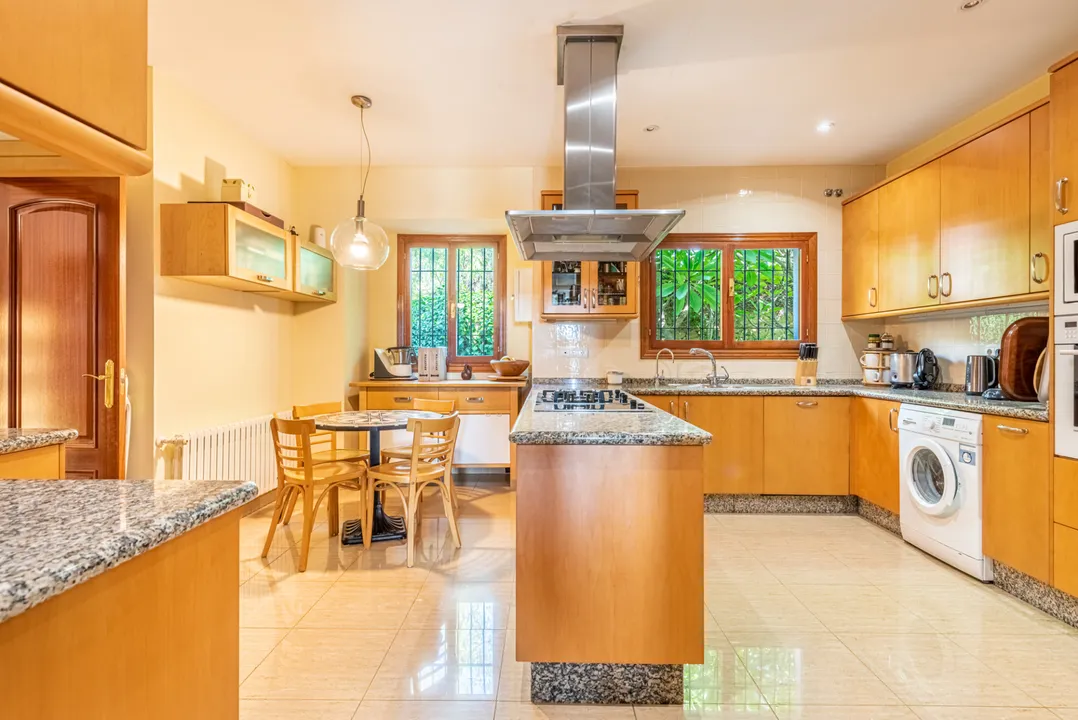 Luxury Villa with Sea Views on the Golden Mile, Marbella image 3