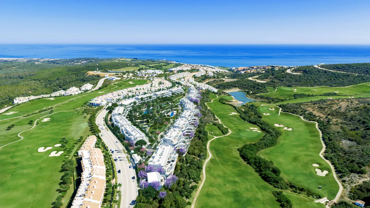 Serenity: Exclusivos Apartamentos en Primera Línea de Golf en Alcaidesa image 1