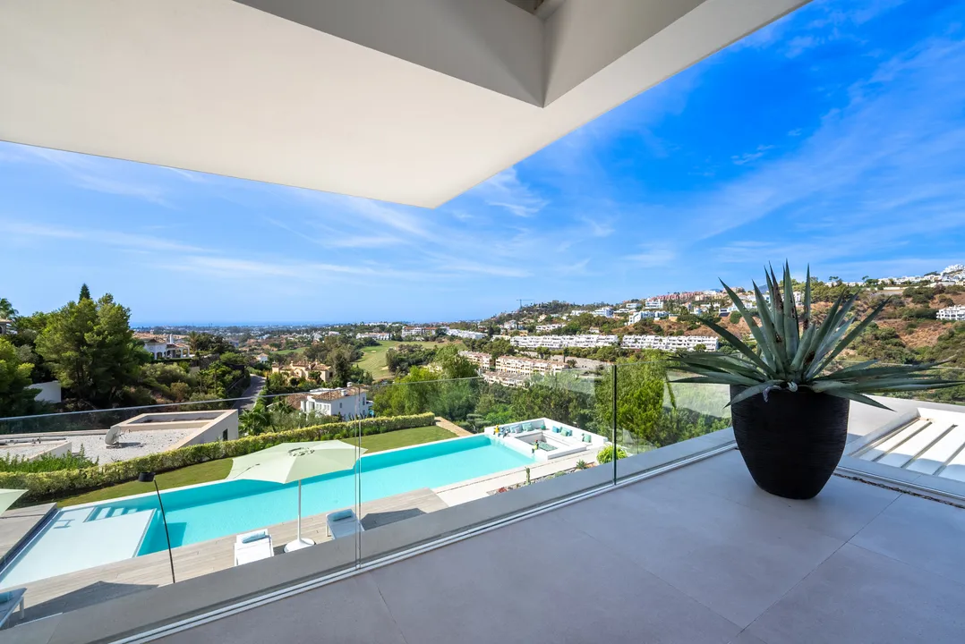 Luxury Villa with Panoramic Views and Total Privacy image 3