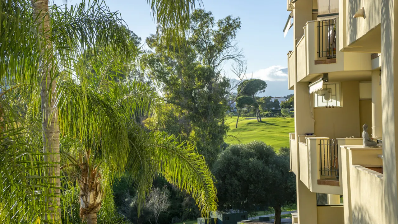 Amplio Apartamento en Primera Línea de Golf, Guadalmina Alta image 1