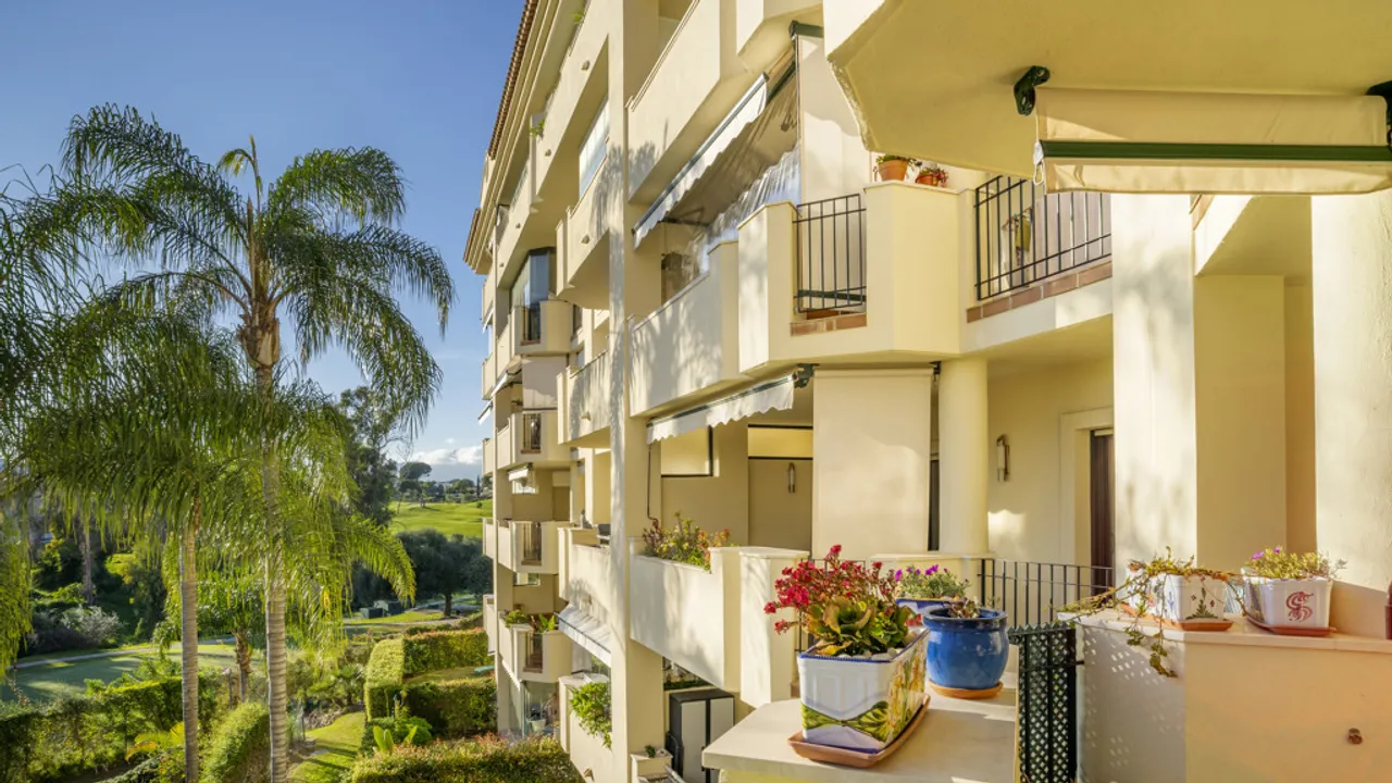 Amplio Apartamento en Primera Línea de Golf, Guadalmina Alta image 2