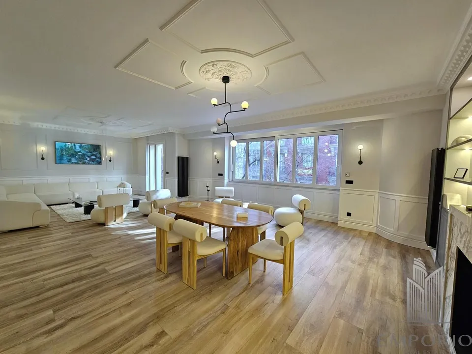 Exclusive Fully Renovated Apartment with Terrace in the Salamanca Neighborhood image 2