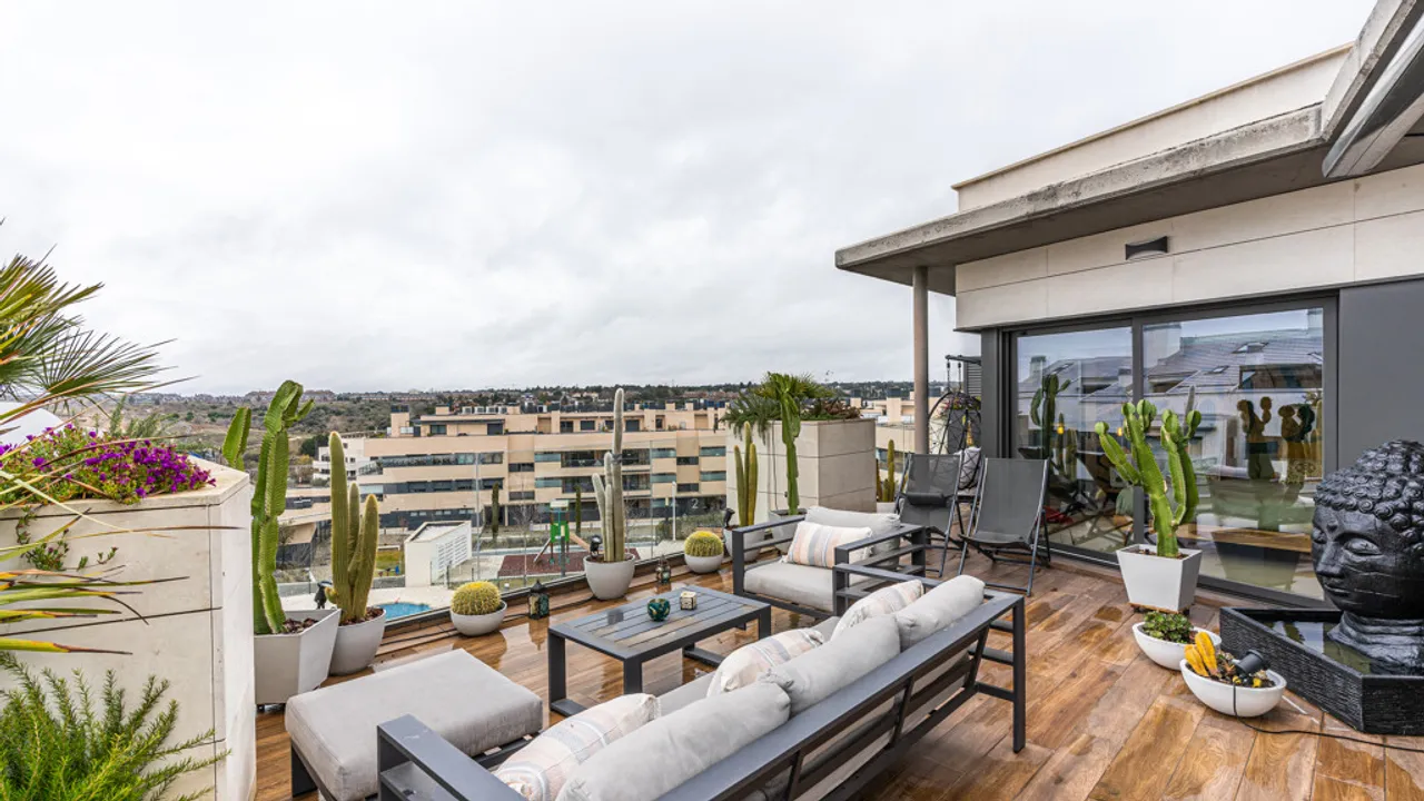 Penthouse with Terrace and Views in Boadilla del Monte image 0