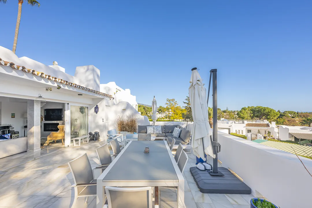 Luxury Corner Townhouse on the Front Line of Golf image 0