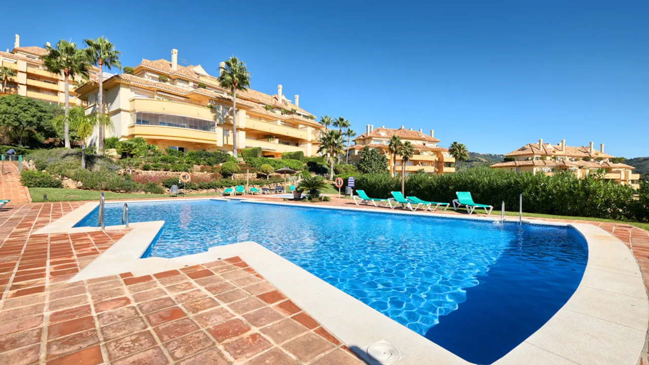 Spacious Apartment with Terrace and Views in Elviria image 0