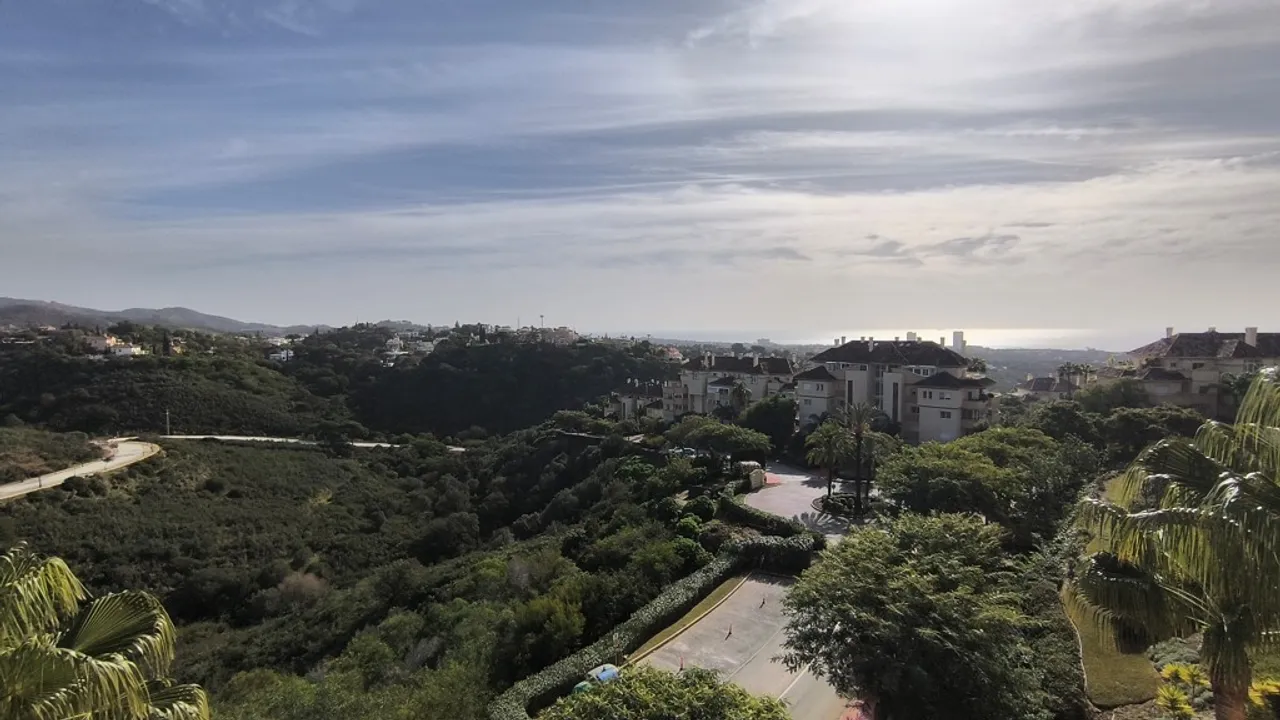 Spacious Apartment with Terrace and Views in Elviria image 2