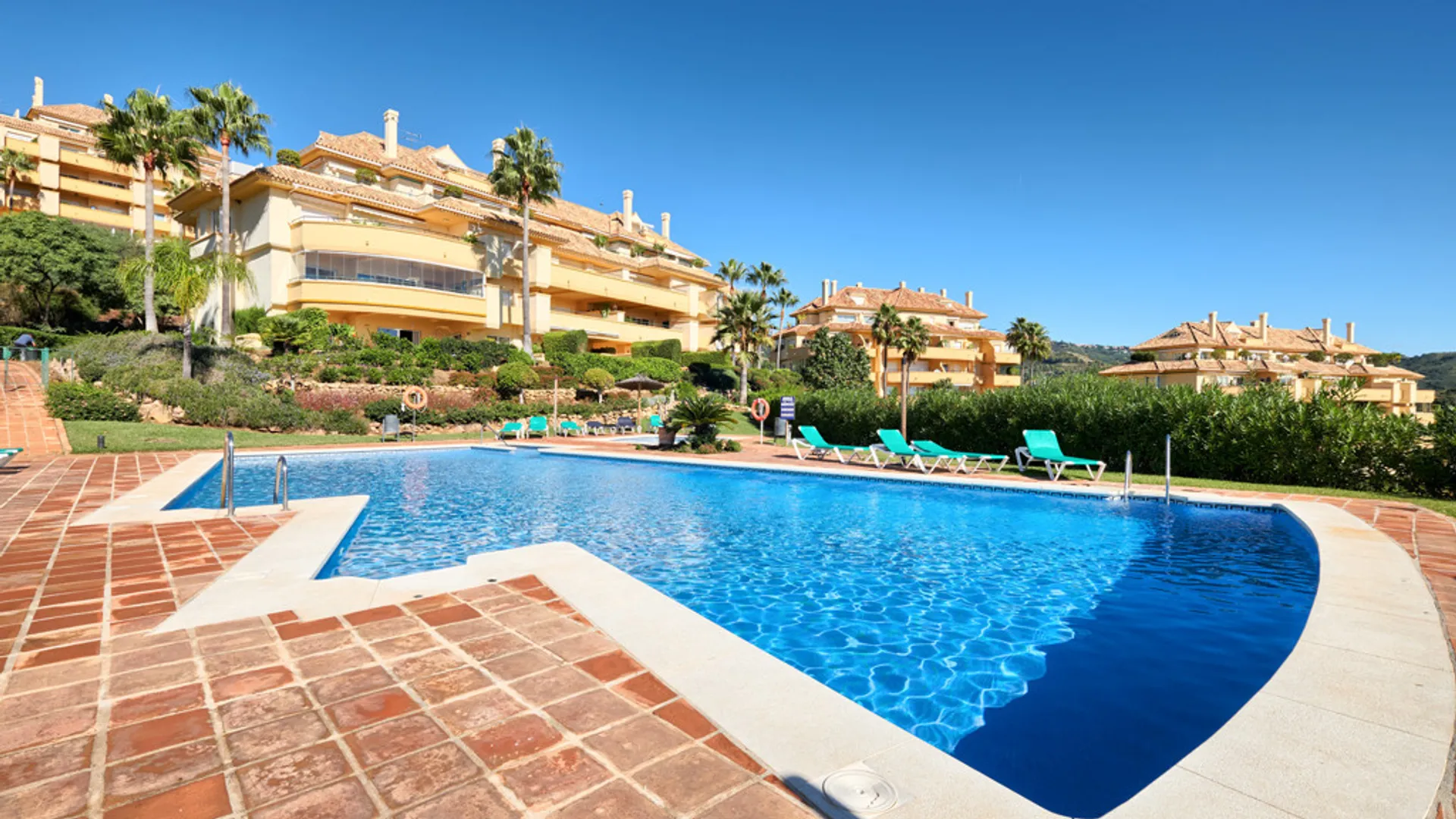 Amplio Apartamento con Terraza y Vistas en Elviria