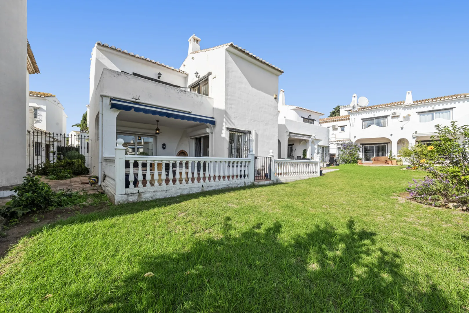 Encantadora Villa en Calahonda con Terraza y Piscina