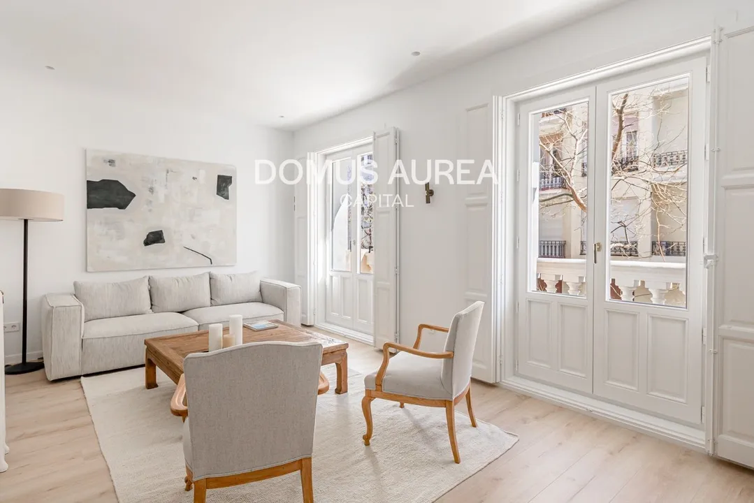 Vivienda Reformada en Recoletos con Balcones y Amenities image 0