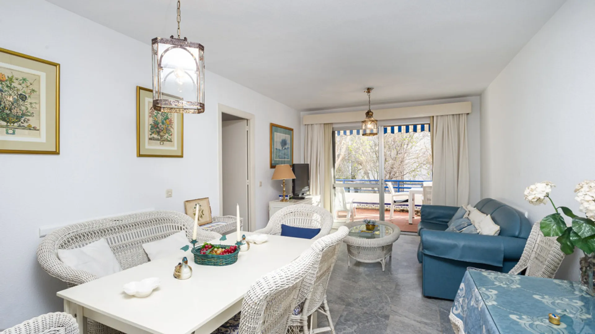 Amplio Apartamento en Centro Marbella con Terraza y Piscina