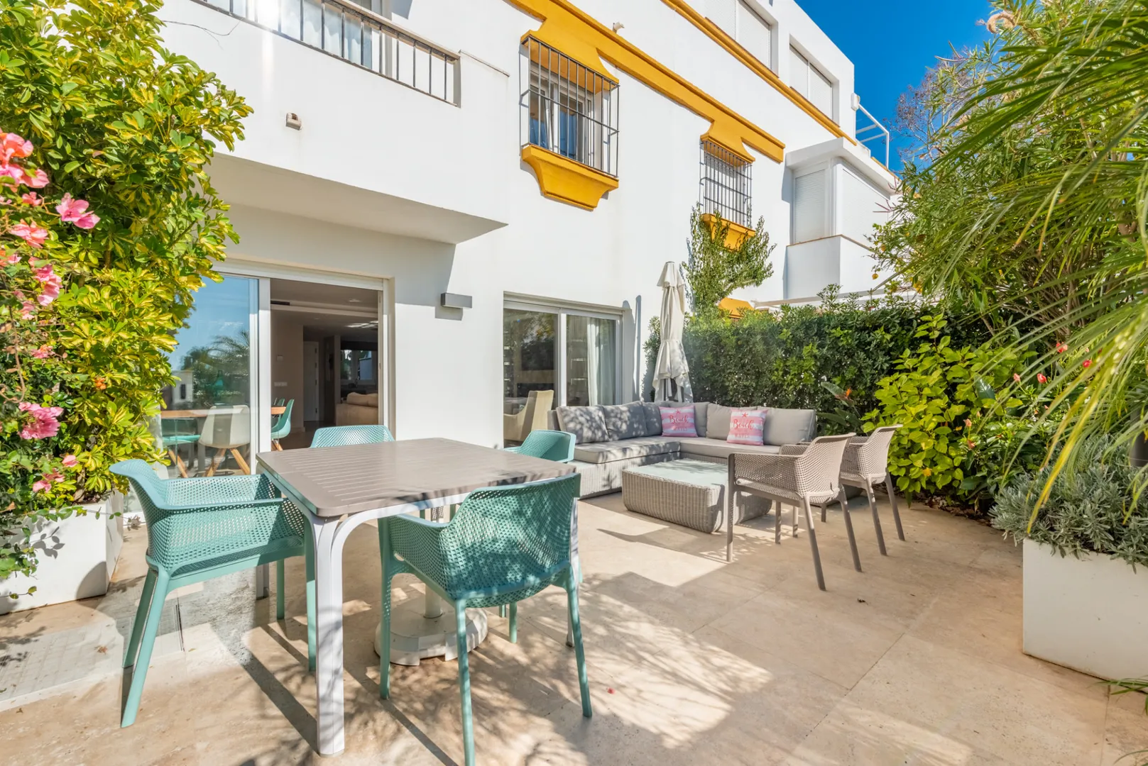 Imagen 1 de Moderna Casa Adosada con Vistas al Mar en la Milla de Oro