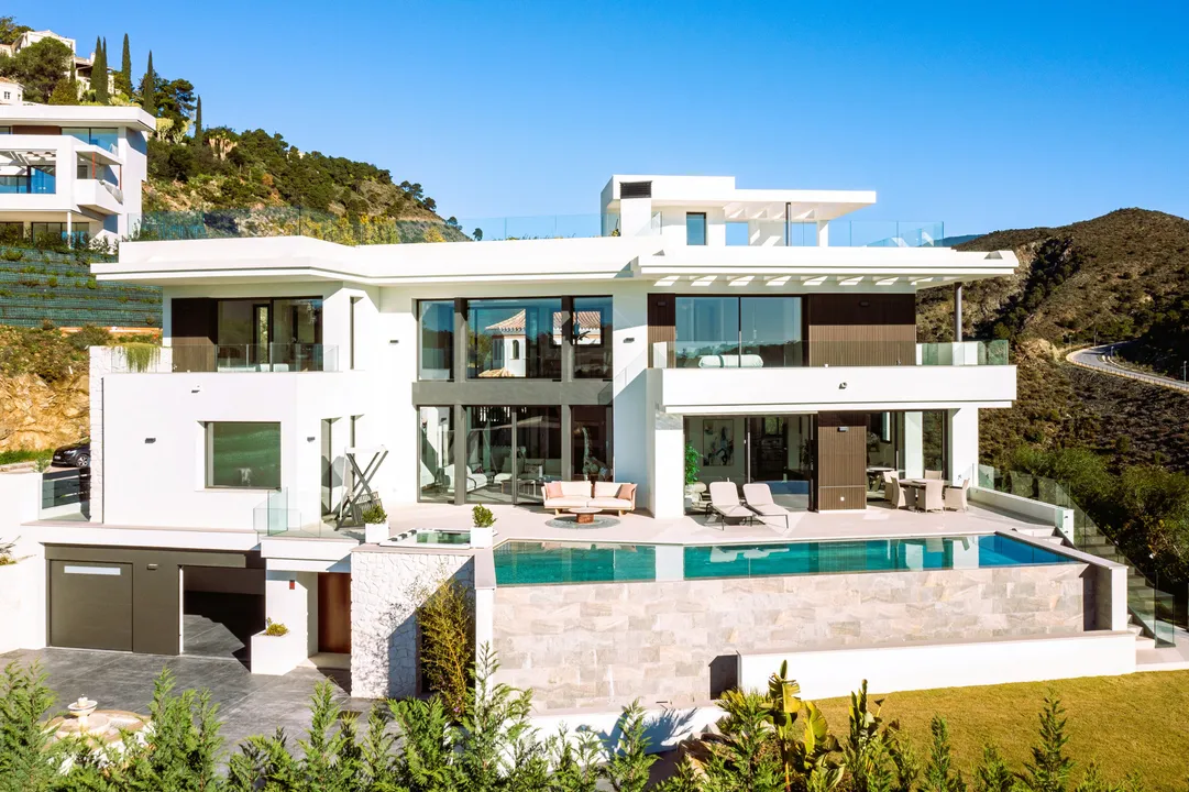 Modern Villa with Panoramic Views in Lomas de La Quinta image 0