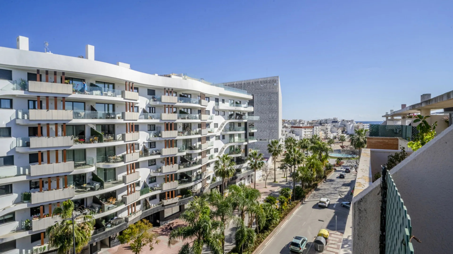 Imagen 1 de Ático Exclusivo con Solárium y Vistas en Estepona