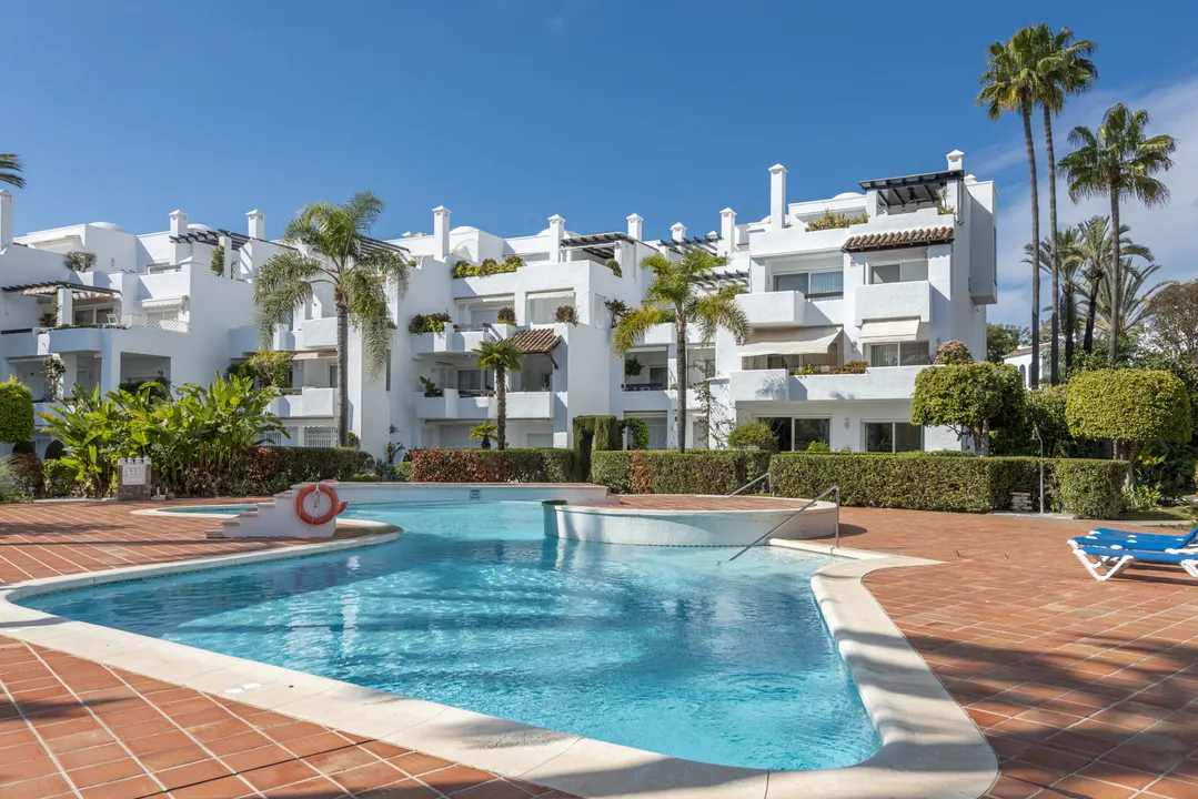 Spacious Apartment with Terrace and Gardens in Milla de Oro, Marbella image 1
