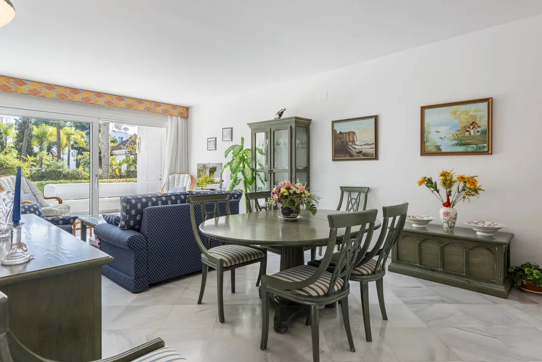 Spacious Apartment with Terrace and Gardens in Milla de Oro, Marbella image 2