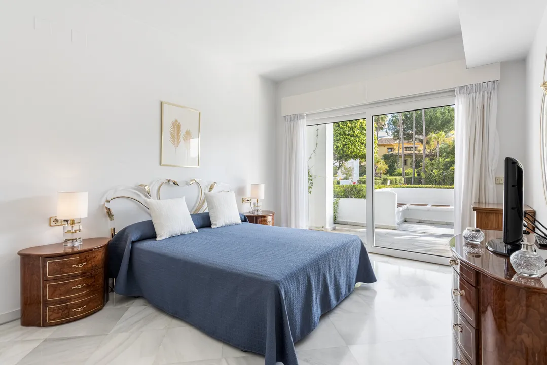 Spacious Apartment with Terrace and Gardens in Milla de Oro, Marbella image 3