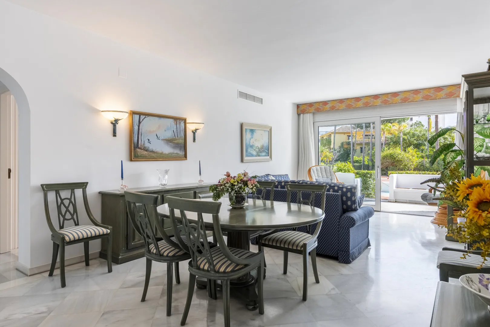Amplio Apartamento con Terraza y Jardines en Milla de Oro, Marbella