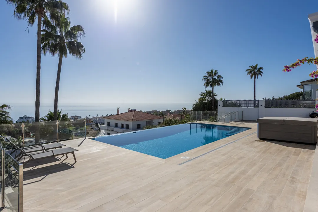Modern Villa with Panoramic Views in Arena Beach, Estepona image 3