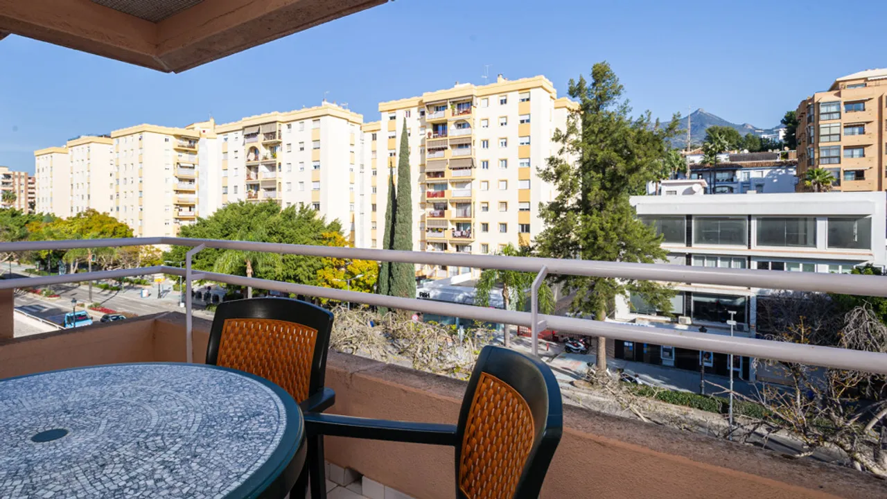 Spacious Central Apartment in Marbella with Renovation Potential image 3