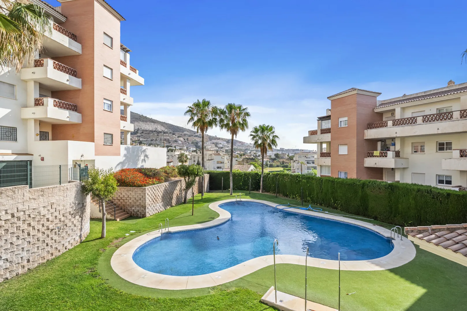 Acogedor Apartamento de 1 Dormitorio con Terraza y Parking en Benalmádena