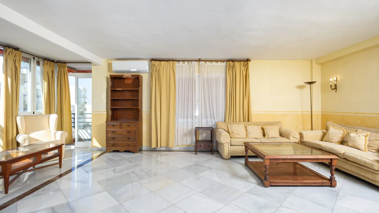 Spacious 4-Bedroom Apartment in the Center of Marbella image 1