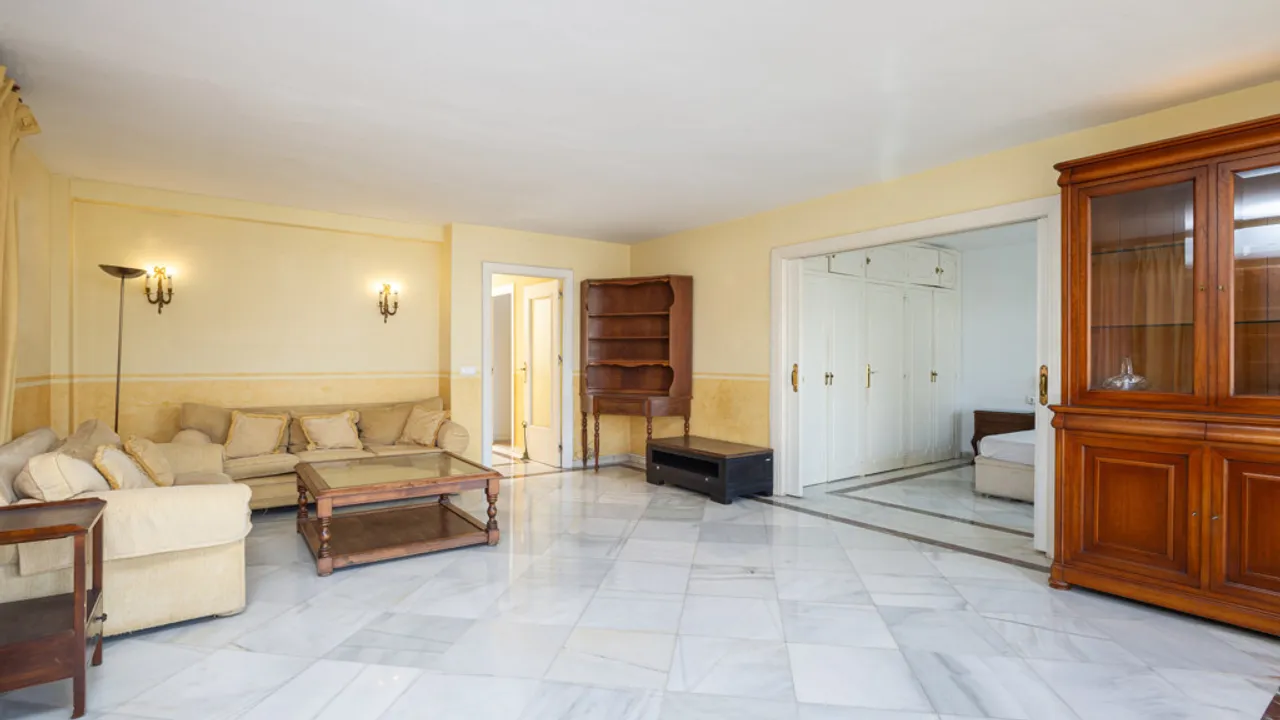 Spacious 4-Bedroom Apartment in the Center of Marbella image 2