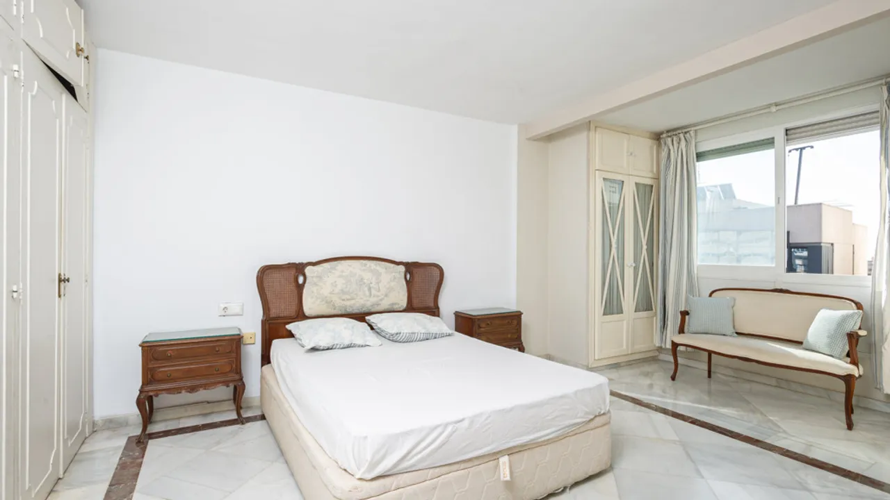 Spacious 4-Bedroom Apartment in the Center of Marbella image 3