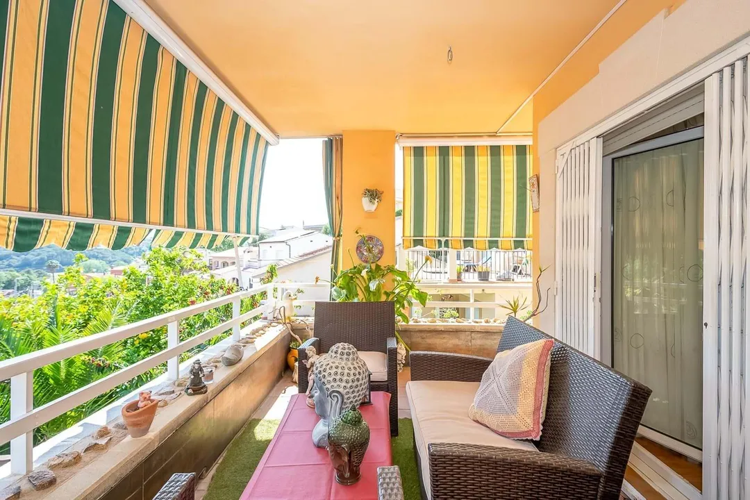 House for sale with garden and private garage image 0