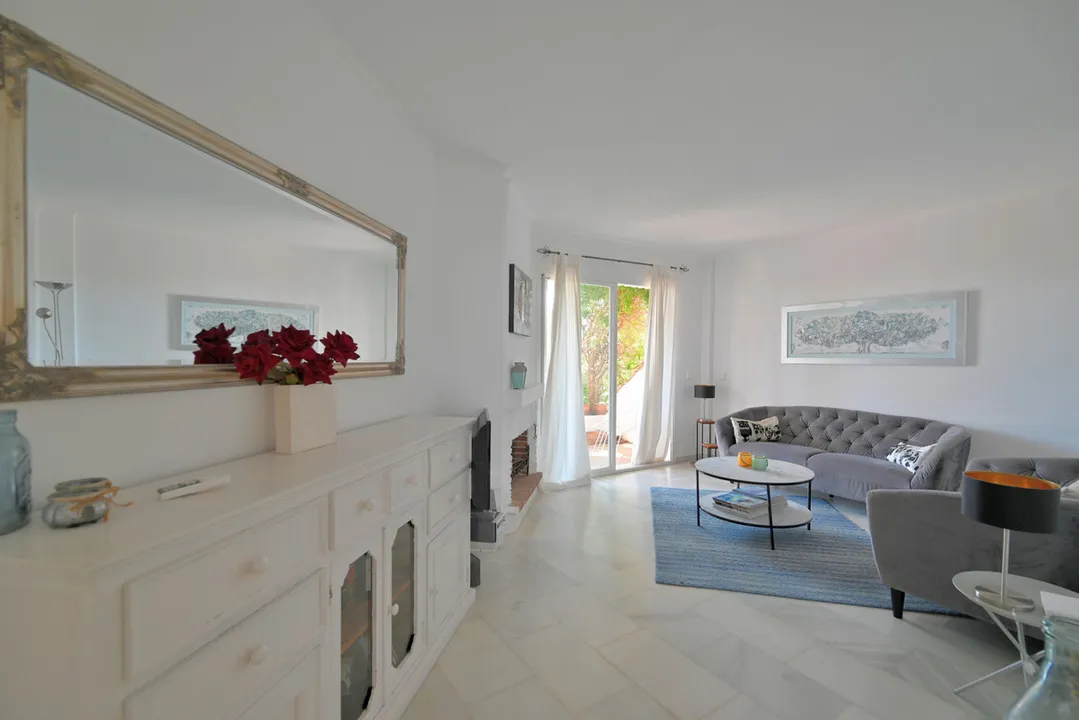 Charming 2-Bedroom Apartment with Terrace and Gardens image 1