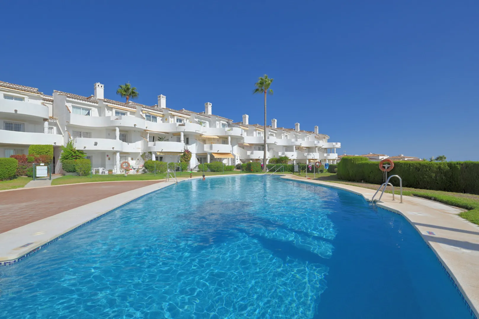 Encantador Apartamento de 2 Dormitorios con Terraza y Jardines