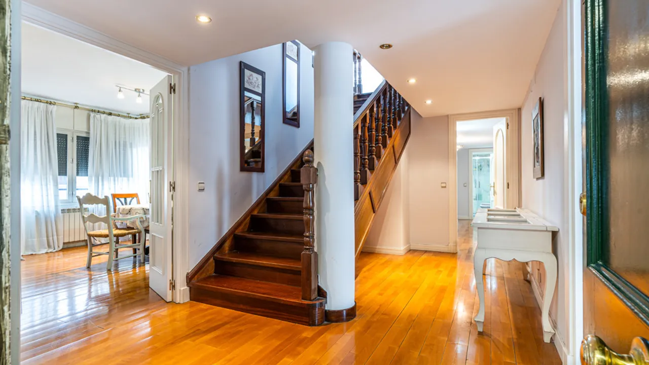 Duplex penthouse with terrace, 7 bedrooms in Leganés Center image 1