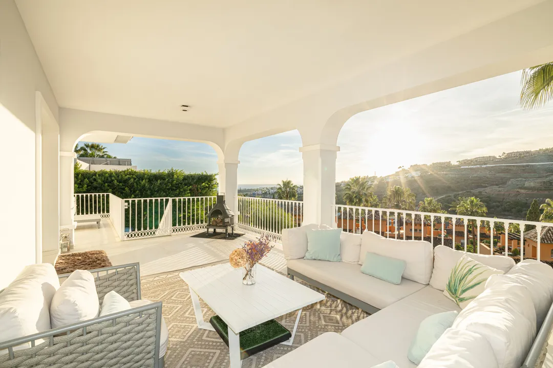 Luxury Villa with Sea Views in El Paraíso Alto image 0