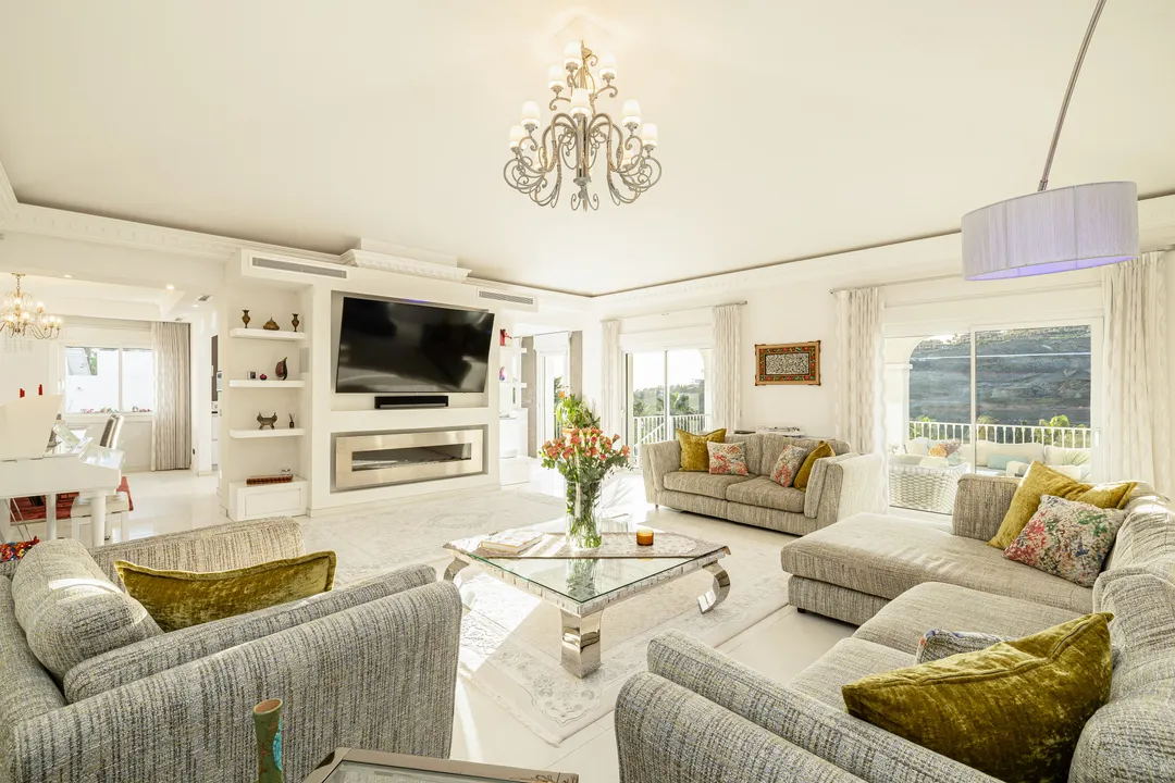 Luxury Villa with Sea Views in El Paraíso Alto image 1
