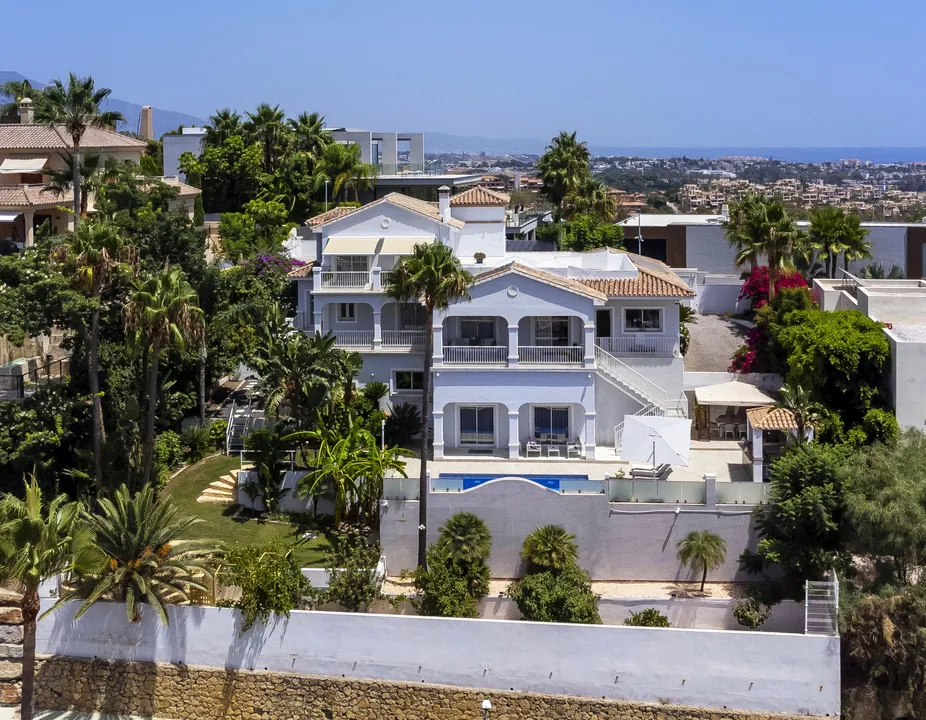 Luxury Villa with Sea Views in El Paraíso Alto image 2