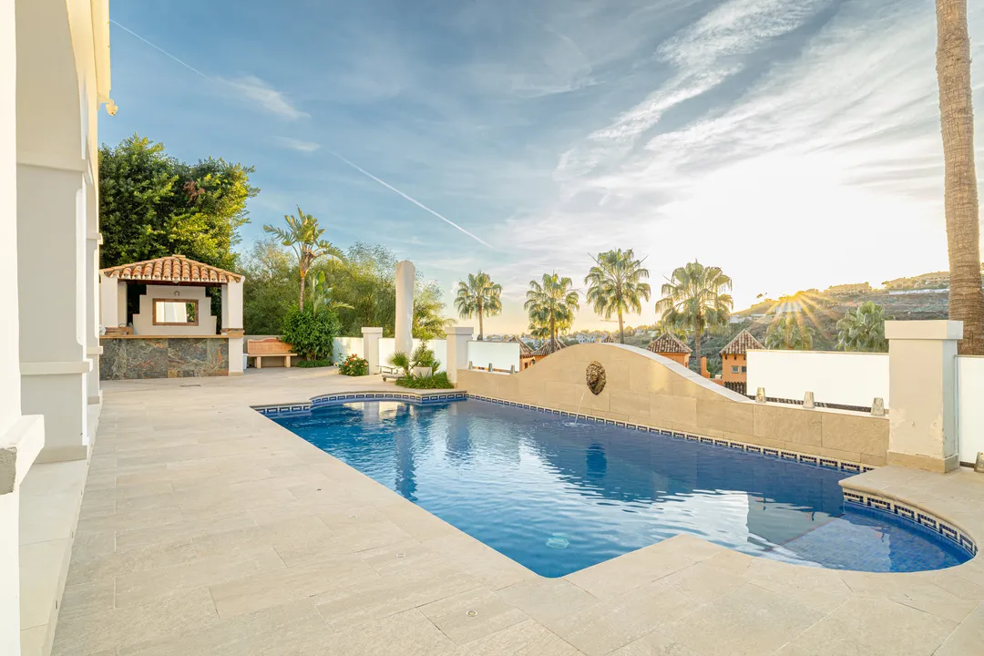 Luxury Villa with Sea Views in El Paraíso Alto image 3