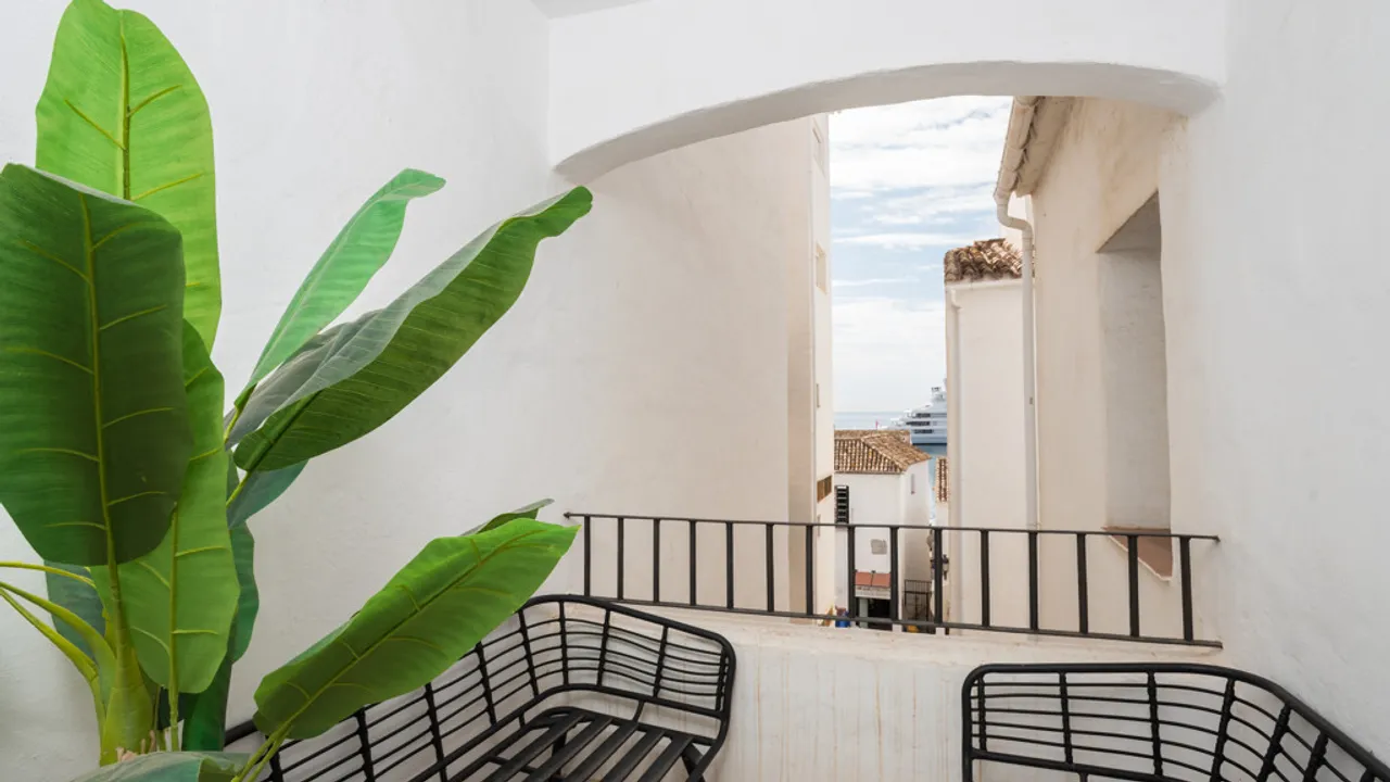 Moderno Apartamento con Vistas al Mar en Puerto Banús image 0